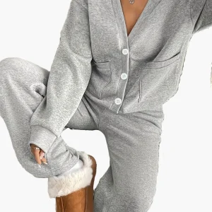 Pyjama femme deux pièces style détente avec boutons et poches, ensemble loungewear confortable pour la maison