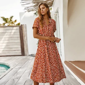 Jennifer – Robe à manches courtes avec motif à pois ondulés et col