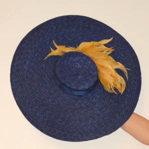 Capeline bleu marine avec plumes jaunes