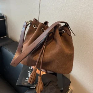 Robyn – Sac Seau en Daim avec Pompon pour Femme